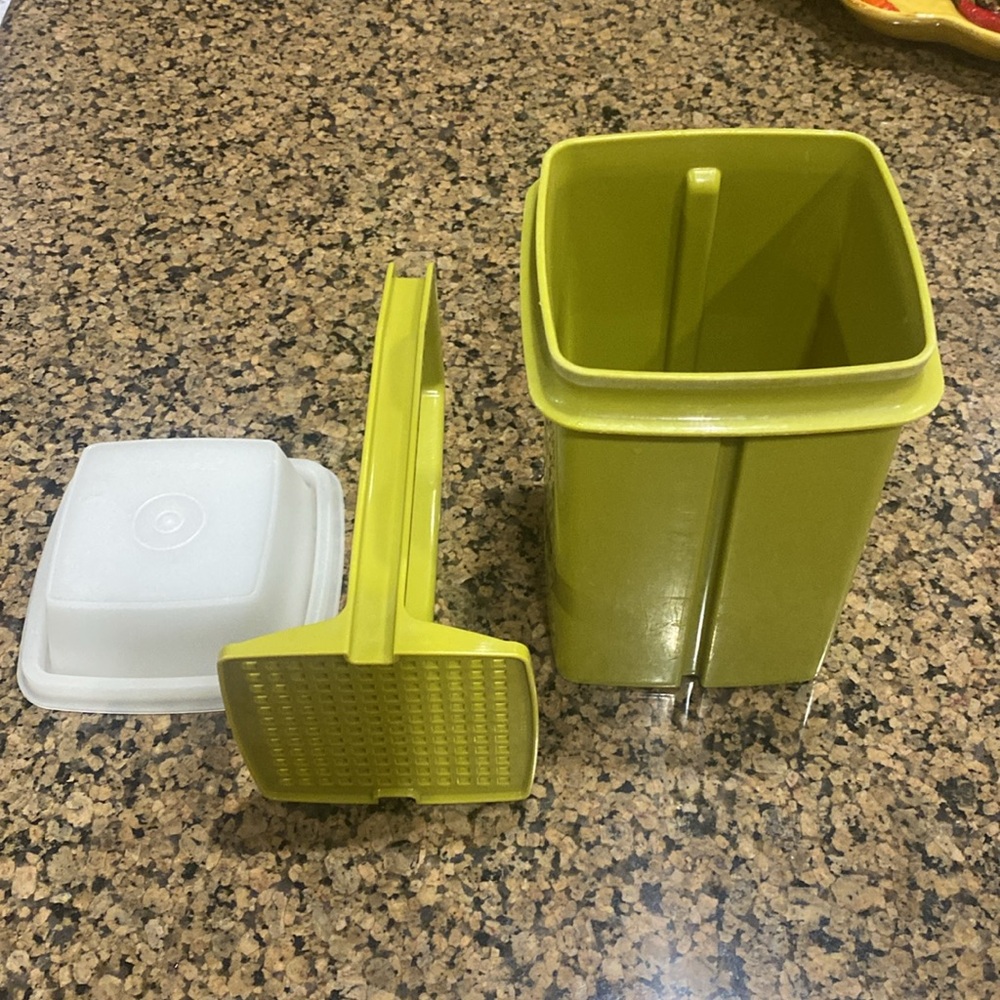 Vintage TUPPERWARE pickle saver.